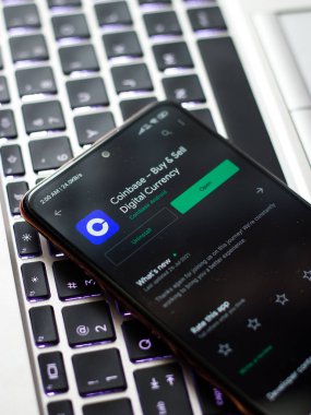 Assam, Hindistan - 10 Mart 2021: Telefon ekranı görüntüsünde bozuk para üssü logosu.