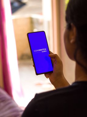 Batı Bangal, Hindistan - 21 Ağustos 2021: Telefon ekranında Bozuk Para Kuber logosu.