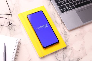 Batı Bangal, Hindistan - 21 Ağustos 2021: Telefon ekranında Bozuk Para Kuber logosu.