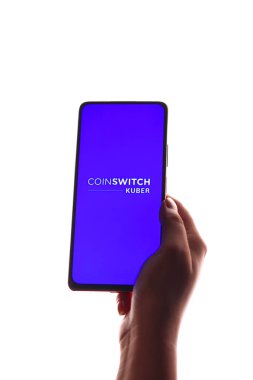 Batı Bangal, Hindistan - 21 Ağustos 2021: Telefon ekranında Bozuk Para Kuber logosu.