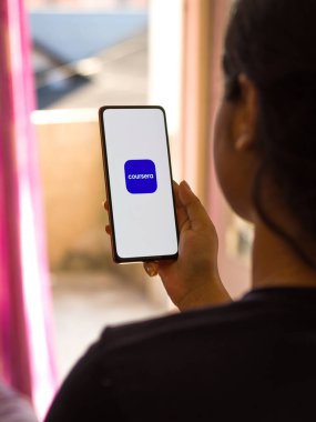 Batı Bangal, Hindistan - 21 Ağustos 2021: Telefon ekranı görüntüsünde Coursera logosu.