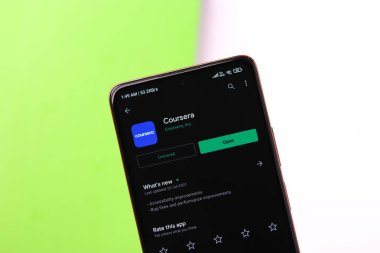 Batı Bangal, Hindistan - 21 Ağustos 2021: Telefon ekranı görüntüsünde Coursera logosu.