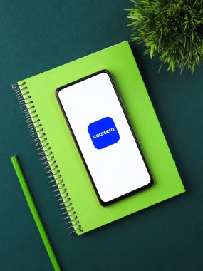 Batı Bangal, Hindistan - 21 Ağustos 2021: Telefon ekranı görüntüsünde Coursera logosu.
