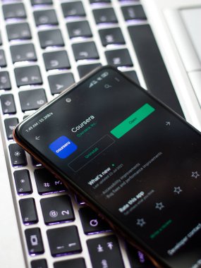 Batı Bangal, Hindistan - 21 Ağustos 2021: Telefon ekranı görüntüsünde Coursera logosu.