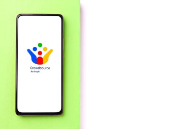 Batı Bangal, Hindistan - 21 Ağustos 2021: Google Crowdsource logosu telefon ekranı görüntüsü.