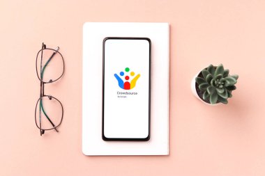 Batı Bangal, Hindistan - 21 Ağustos 2021: Google Crowdsource logosu telefon ekranı görüntüsü.