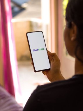 Batı Bangal, Hindistan - 21 Ağustos 2021: Dhani telefon ekranı görüntüsünde logo depoluyor.