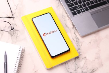 Batı Bangal, Hindistan - 21 Ağustos 2021: Telefon ekranında şüpheli logo.