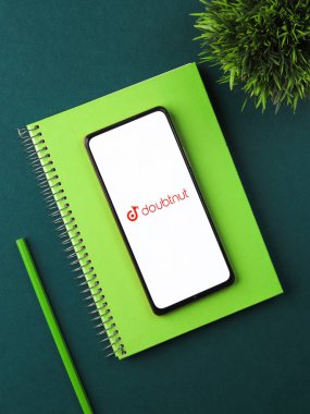 Batı Bangal, Hindistan - 21 Ağustos 2021: Telefon ekranında şüpheli logo.