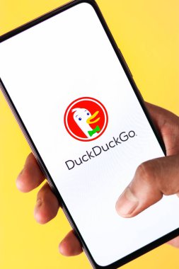 Batı Bangal, Hindistan - 21 Ağustos 2021: Telefon ekranında ördek logosu.