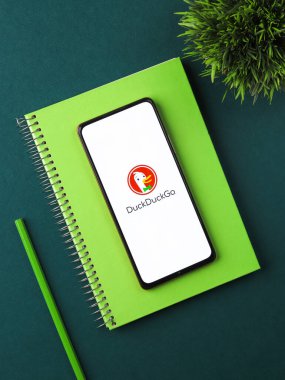 Batı Bangal, Hindistan - 21 Ağustos 2021: Telefon ekranında ördek logosu.