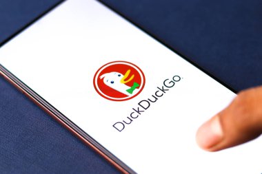 Batı Bangal, Hindistan - 21 Ağustos 2021: Telefon ekranında ördek logosu.