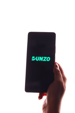 Batı Bangal, Hindistan - 21 Ağustos 2021: Telefon ekranında Dunzo logosu.