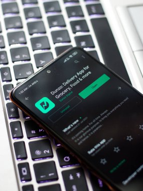 Batı Bangal, Hindistan - 21 Ağustos 2021: Telefon ekranında Dunzo logosu.