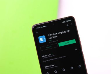 Batı Bangal, Hindistan - 21 Ağustos 2021: Telefon ekranında Entri logosu.