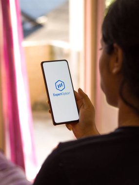 Batı Bangal, Hindistan - 21 Ağustos 2021: Telefon ekranı görüntüsü konusunda uzman seçeneği logosu.