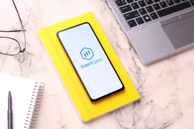 Batı Bangal, Hindistan - 21 Ağustos 2021: Telefon ekranı görüntüsü konusunda uzman seçeneği logosu.