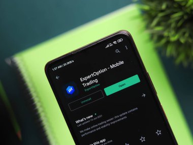 Batı Bangal, Hindistan - 21 Ağustos 2021: Telefon ekranı görüntüsü konusunda uzman seçeneği logosu.