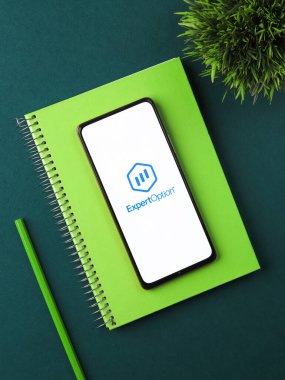 Batı Bangal, Hindistan - 21 Ağustos 2021: Telefon ekranı görüntüsü konusunda uzman seçeneği logosu.