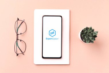 Batı Bangal, Hindistan - 21 Ağustos 2021: Telefon ekranı görüntüsü konusunda uzman seçeneği logosu.