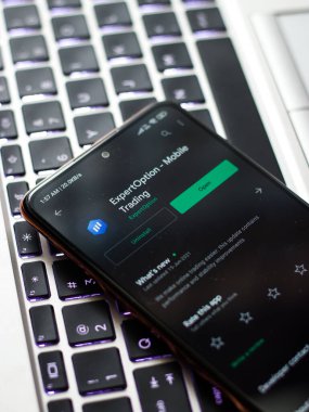 Batı Bangal, Hindistan - 21 Ağustos 2021: Telefon ekranı görüntüsü konusunda uzman seçeneği logosu.