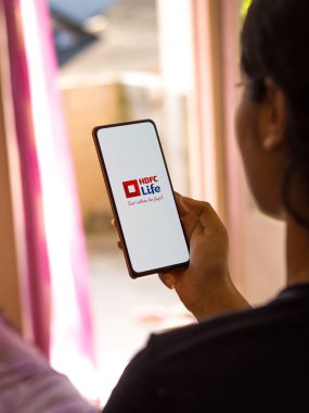 Batı Bangal, Hindistan - 21 Ağustos 2021: Telefon ekranındaki HDFC Hayat Sigortası logosu.