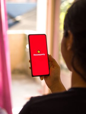 Batı Bangal, Hindistan - 21 Ağustos 2021: Telefon ekranında ev partisi logosu.