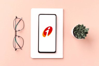 Batı Bangal, Hindistan - 21 Ağustos 2021: Telefon ekranında Icici imobile logosu.