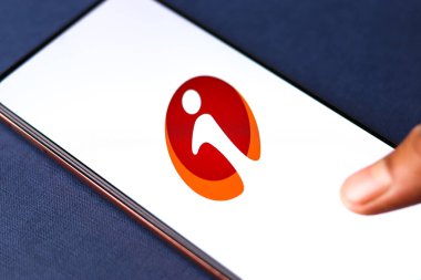 Batı Bangal, Hindistan - 21 Ağustos 2021: Telefon ekranında Icici imobile logosu.