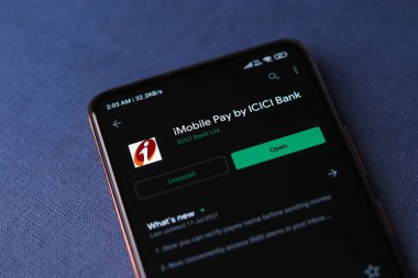 Batı Bangal, Hindistan - 21 Ağustos 2021: Telefon ekranında Icici imobile logosu.