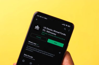 Batı Bangal, Hindistan - 21 Ağustos 2021: Telefon ekranında Ind Money logosu.