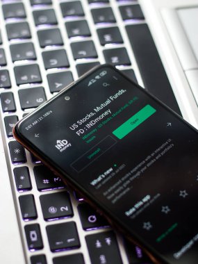 Batı Bangal, Hindistan - 21 Ağustos 2021: Telefon ekranında Ind Money logosu.