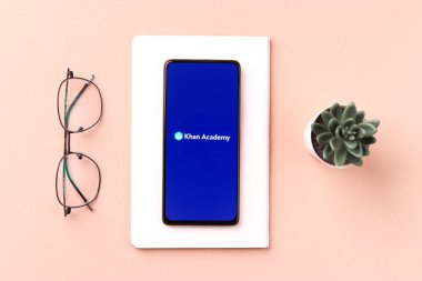 Assam, Hindistan - 20 Nisan 2020: Khan Akademi Serbest Öğrenim Uygulaması.