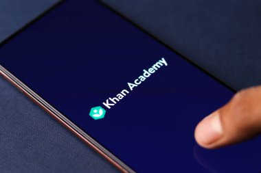 Assam, Hindistan - 20 Nisan 2020: Khan Akademi Serbest Öğrenim Uygulaması.