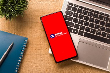 Batı Bangal, Hindistan - 09 Ekim 2021: Kotak Mahindra Bank logosu telefon ekranı görüntüsü.