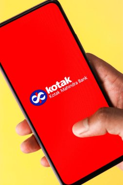 Batı Bangal, Hindistan - 09 Ekim 2021: Kotak Mahindra Bank logosu telefon ekranı görüntüsü.