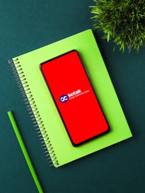 Batı Bangal, Hindistan - 09 Ekim 2021: Kotak Mahindra Bank logosu telefon ekranı görüntüsü.