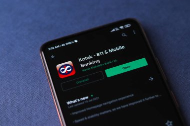 Batı Bangal, Hindistan - 09 Ekim 2021: Kotak Mahindra Bank logosu telefon ekranı görüntüsü.