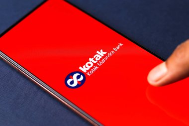 Batı Bangal, Hindistan - 09 Ekim 2021: Kotak Mahindra Bank logosu telefon ekranı görüntüsü.