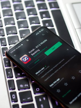 Batı Bangal, Hindistan - 09 Ekim 2021: Kotak Mahindra Bank logosu telefon ekranı görüntüsü.