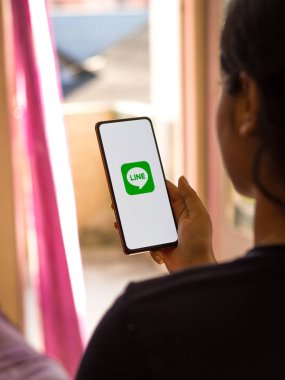 Batı Bangal, Hindistan - 21 Ağustos 2021: Telefon ekranındaki hat logosu.