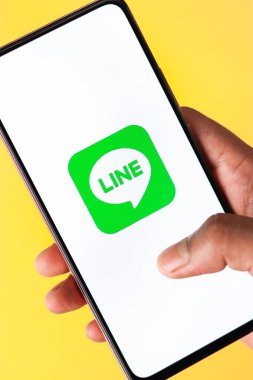 Batı Bangal, Hindistan - 21 Ağustos 2021: Telefon ekranındaki hat logosu.