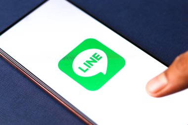 Batı Bangal, Hindistan - 21 Ağustos 2021: Telefon ekranındaki hat logosu.