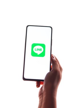 Batı Bangal, Hindistan - 21 Ağustos 2021: Telefon ekranındaki hat logosu.