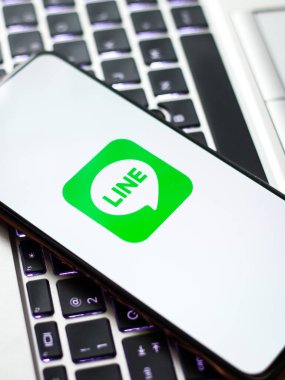 Batı Bangal, Hindistan - 21 Ağustos 2021: Telefon ekranındaki hat logosu.