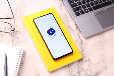 Batı Bangal, Hindistan - 21 Ağustos 2021: Telefon ekranında Mimo logosu.