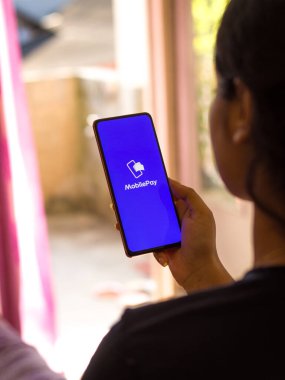 Batı Bangal, Hindistan - 21 Ağustos 2021: Telefon ekranında mobil ödemeli uygulama logosu.