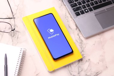 Batı Bangal, Hindistan - 21 Ağustos 2021: Telefon ekranında mobil ödemeli uygulama logosu.