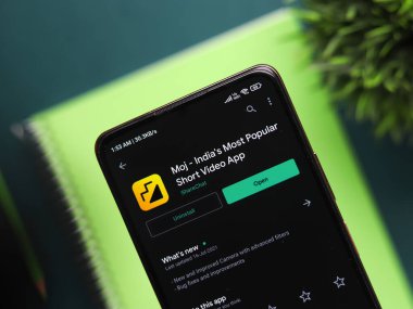 Batı Bangal, Hindistan - 21 Ağustos 2021: Telefon ekranında Moj uygulaması logosu.