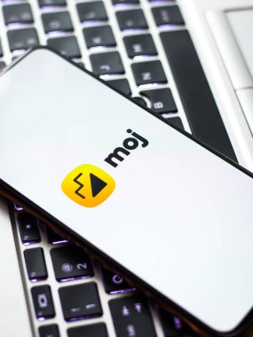 Batı Bangal, Hindistan - 21 Ağustos 2021: Telefon ekranında Moj uygulaması logosu.